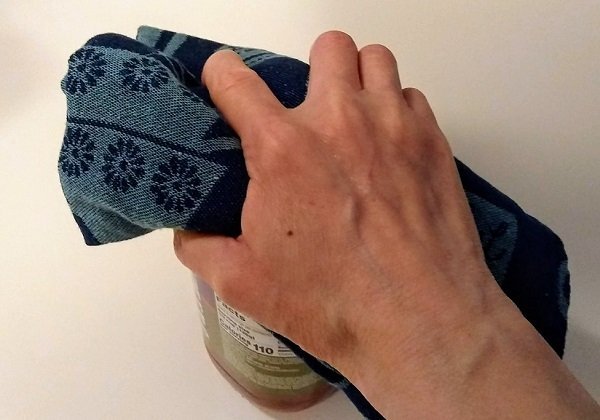open a jar lid with a kitchen towel