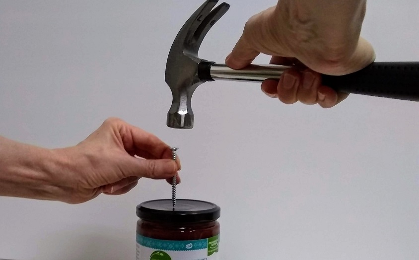 How to open a jar with a tight lid (15 genius hacks!)